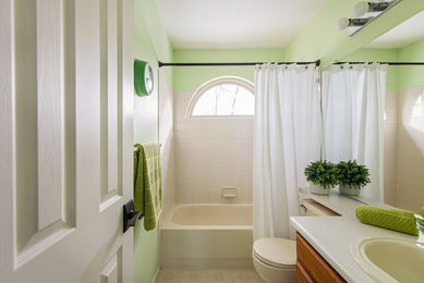 864 Mulberry_32 Upper Bathroom