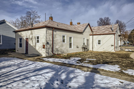 2236 Pine_02 Exterior Front