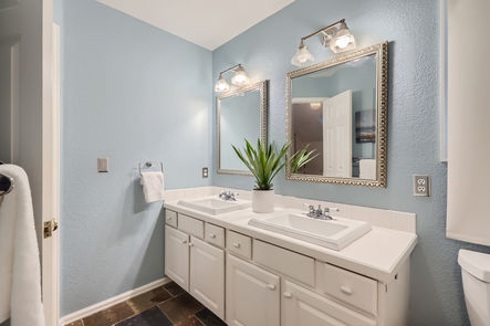 407 E Baseline Rd &#8211; Print Quality &#8211; 021 &#8211; 20 2nd Floor Primary Bathroom