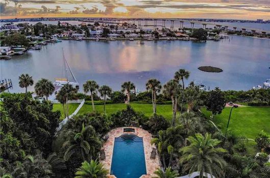 Waterway-of-Belleair-Bluffs-on-Tampa-Bay-Beaches