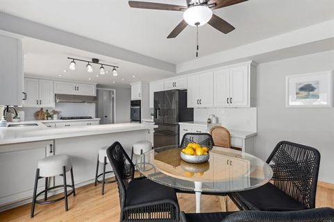 136 Helen Way (25)