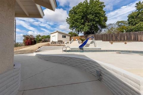 136 Helen Way (56)