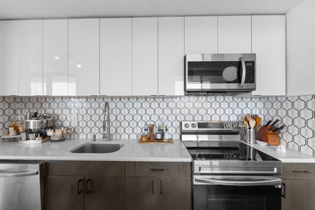 33 200 Winston Dr 2403