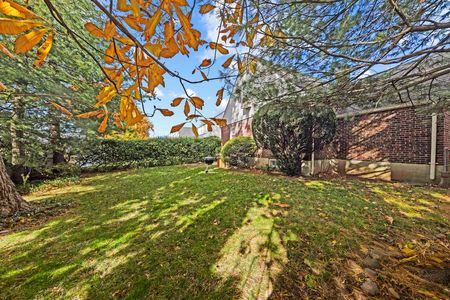 37 50 Golf Ct, Teaneck