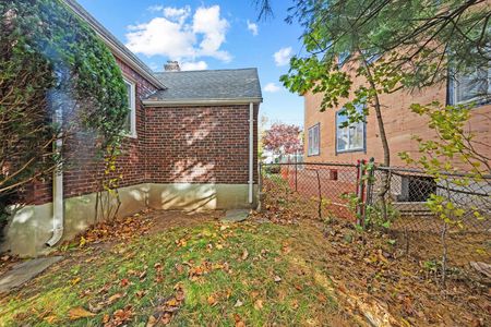 38 50 Golf Ct, Teaneck