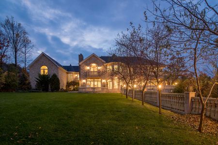 2 Level yard 33 Brams Hill Mahwah NJ