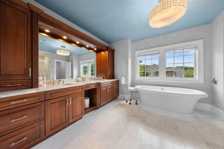 34 primary bath w soaking tub