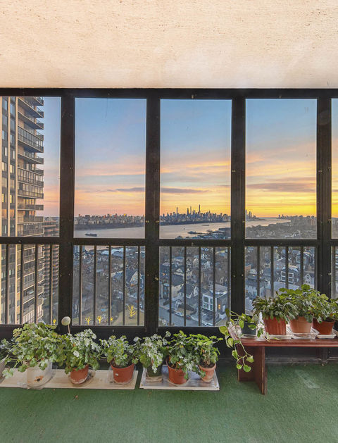 200 Winston 1819 Balcony View