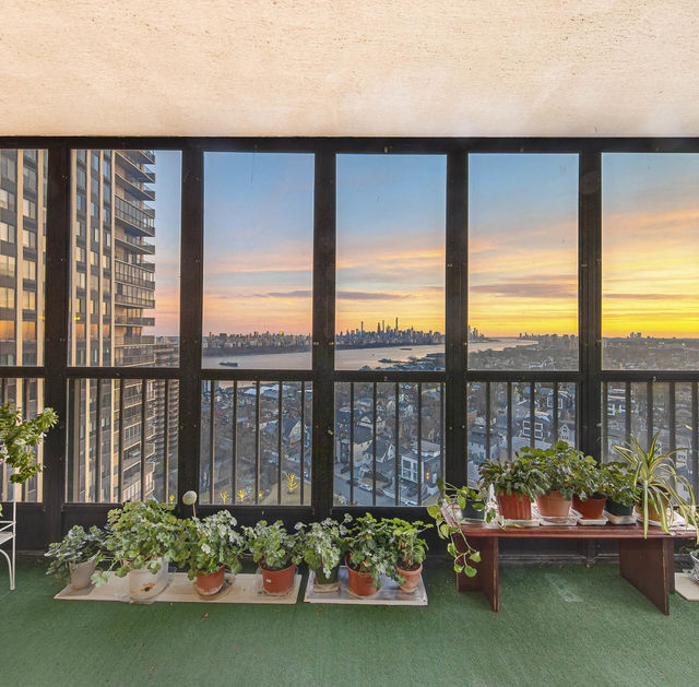 200 Winston 1819 Balcony View