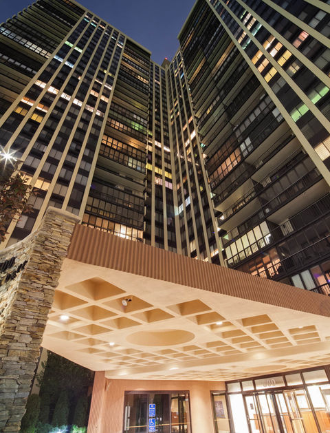 300 Winston Looking up