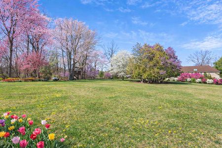 10 The Grounds at 470 Anderson Ave