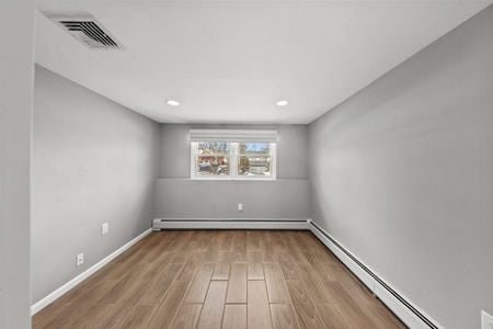 38 Bonus Room at grade level in 206 Harwood Pl, Paramus, NJ 07652