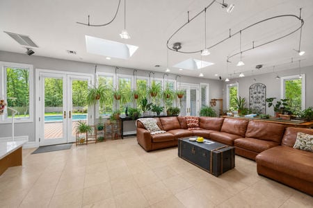 16 290 Dunkerhook Living Room