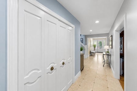 19 290 Dunkerhook Hallway