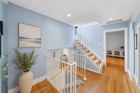 21 290 Dunkerhook Staircase