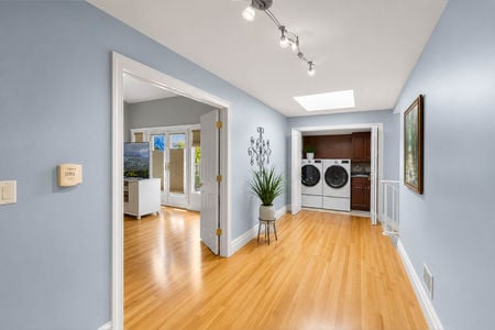 22 290 Dunkerhook hallway with laundry
