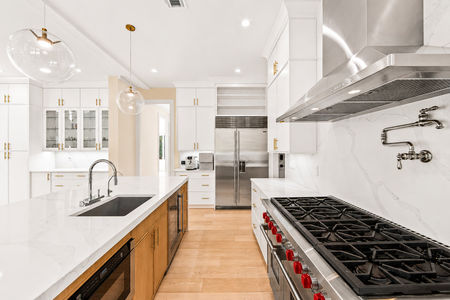 23 Kitchen w wolf range