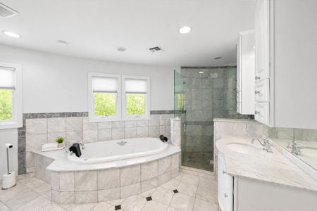 27 290 Dunkerhook Primary Bathroom