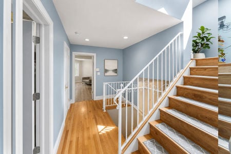 30 290 Dunkerhook staircase and hallway