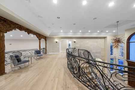 31 2nd level landing 142 Hoover dr in Cresskill NJ Proper