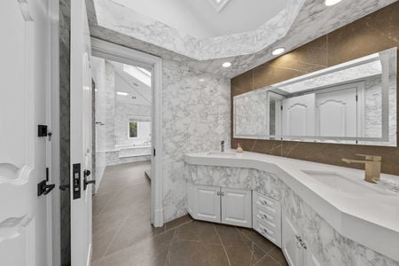 34 secondary ensuite bathroom