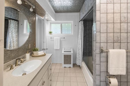 35 290 Dunkerhook Full Bathroom