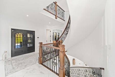 43 31 Island Trail Sparta NJ floating staircase Main Level
