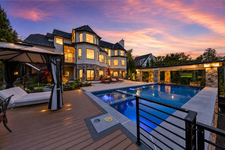 7 Pool with swim up bar