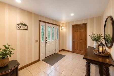 11. 135 Skylines Lakes Drive Warm and inviting entryway scene