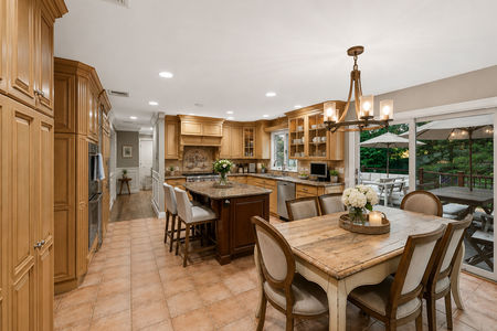 16. 18 Monument Cozy, bright kitchen and dining space