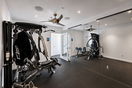17-31 Casta Modern home gym with mirror reflection