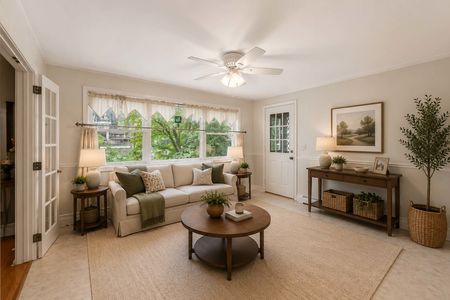 20. 135 Skyline Lakes Dr. Bright and cozy living room interior