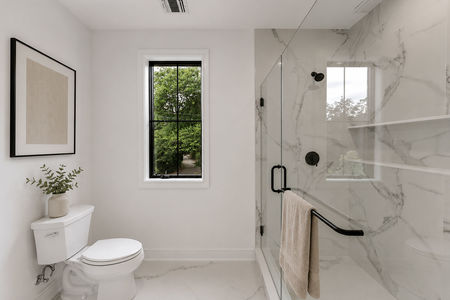 25 Minimalist bathroom with natural light