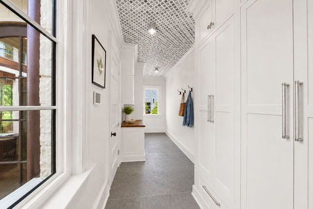 26 548 Sylvan Pl Bright and airy mudroom corridor