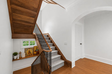 28 548 Sylvan Pl Bright and peaceful staircase landing
