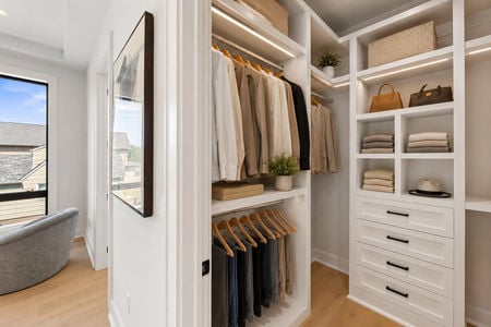 30. 401 Grand Ave. Modern minimalist walk-in closet design