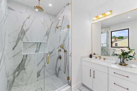 31. 401 Grand Ave Bathroom