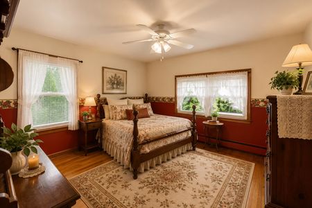 32. 135 Skyline Lakes Dr. Cozy vintage cottage bedroom retreat