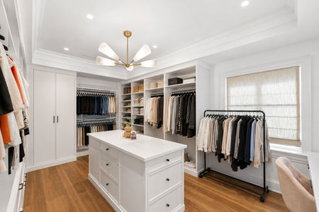 34 548 Sylvan. Pl Elegant minimalist dressing room interior