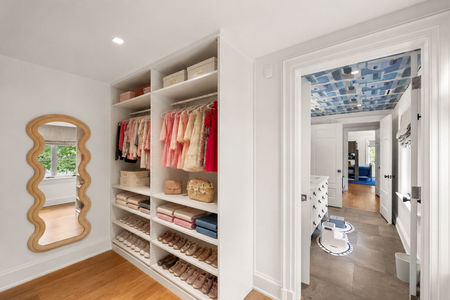 36 548 Sylvan. Pl Modern and airy closet space