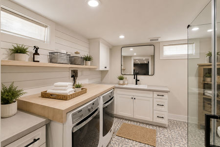 39 14 Morrow Midland Park Modern farmhouse laundry and mudroom space