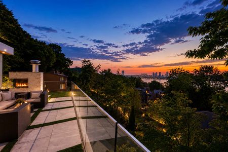 4-31 Casta Luxurious terrace at sunset with city view