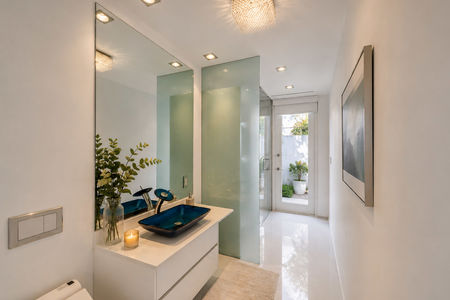 40-31 Casta Modern minimalist bathroom with serenity details