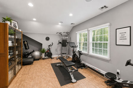42. 18 Monument Modern minimalist home gym interior