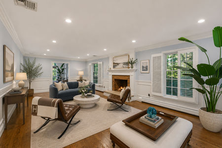 9. 18 Monument Bright and elegant living room design
