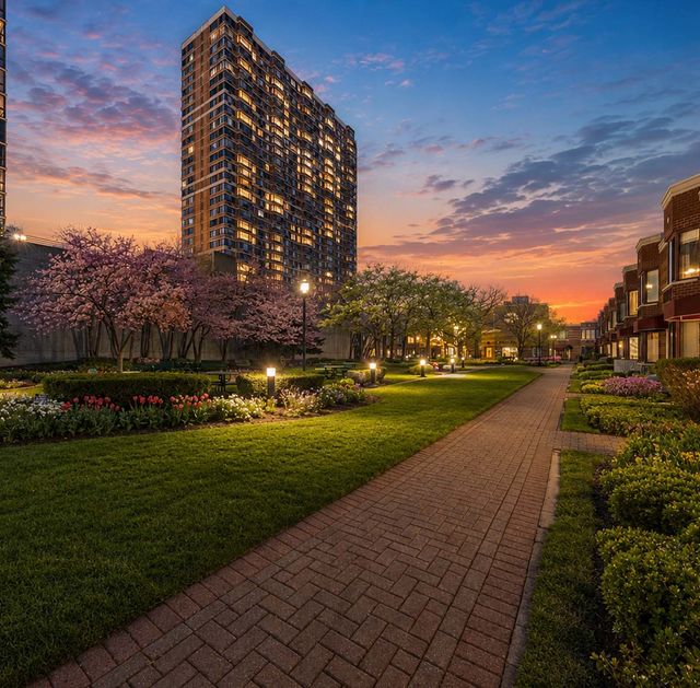 Th Palisades Condos Courtyard