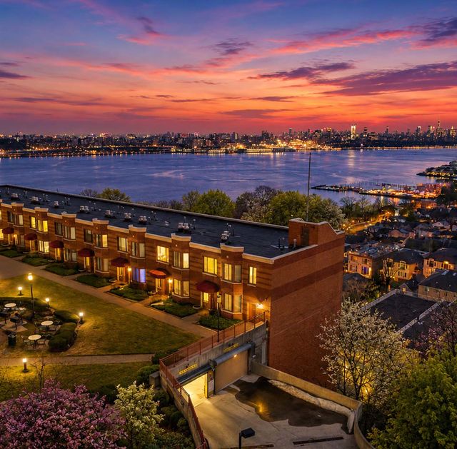 Th Palisades Condos Sideview
