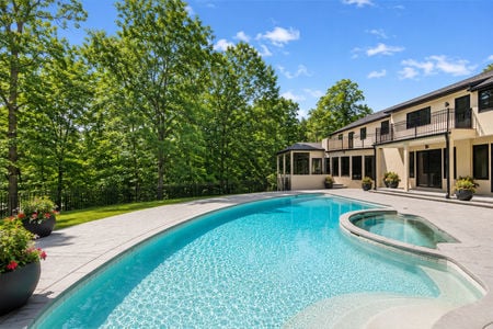 809 W Shore Dr, Kinnelon NJ - Wooded back yard
