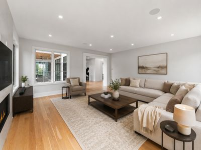 11. 14 Allison Drive - Modern Living Room Minimalist and Luminous