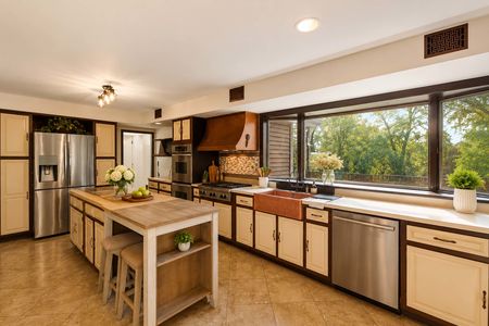 15. 933 River Rd. Bright and cozy modern-traditional kitchen